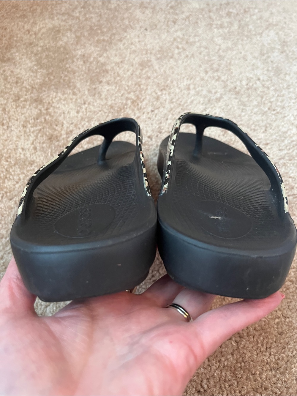 OOFOS Leopard Flip Flops - Picture 4 of 6